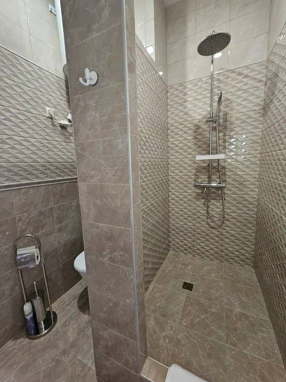 Номер люкс с балконом и видом на море в отеле атлас