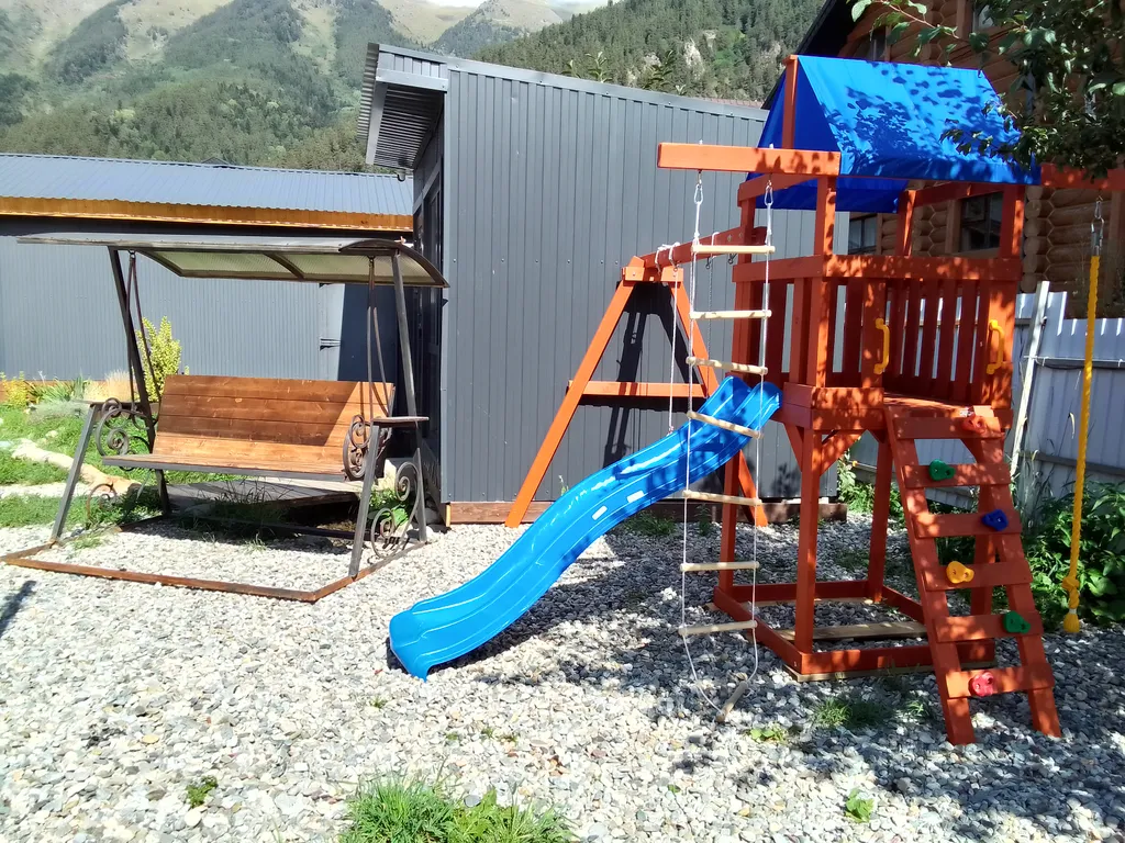 Двухэтажный домик с красивым видом на горы