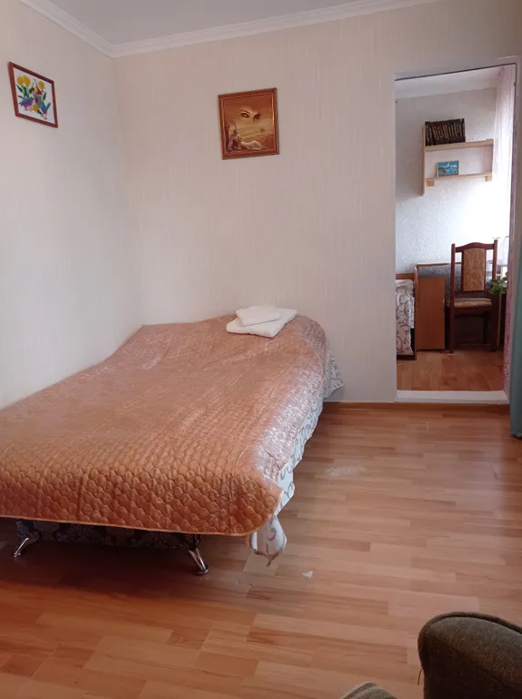 Небольшая, очень светлая и летом с приятной прохладой квартира