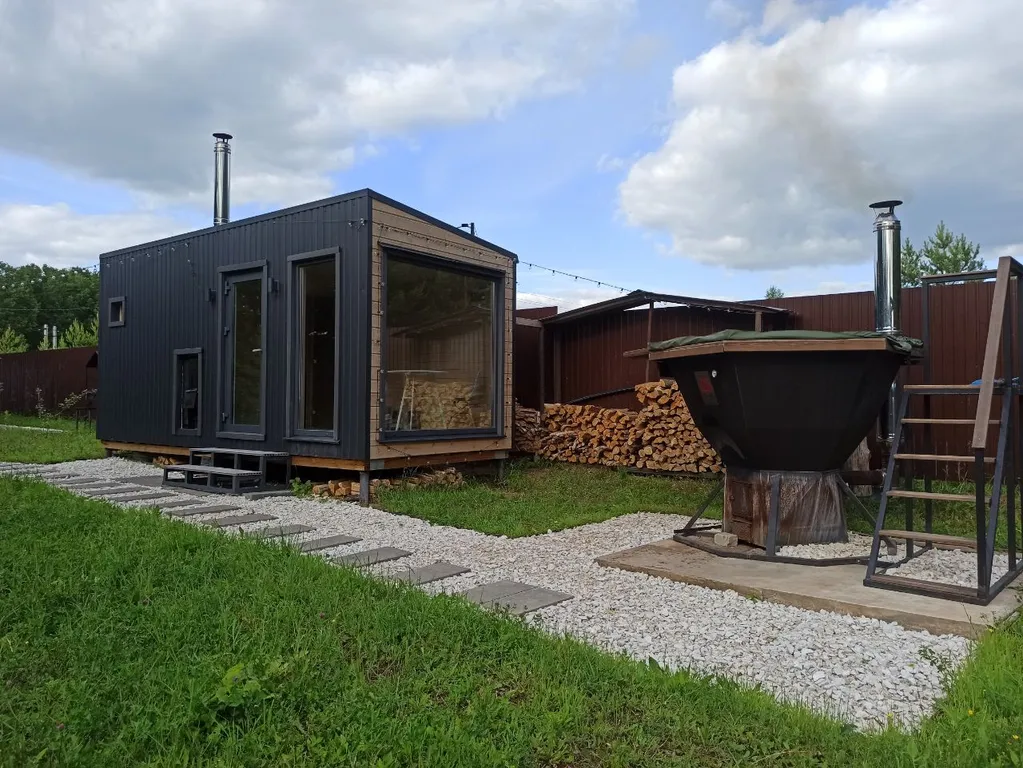 Уютный модульный дом на берегу озера Тосканка