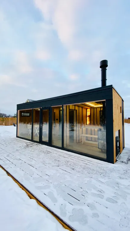 Дом с панорамными окнами и видом на лес