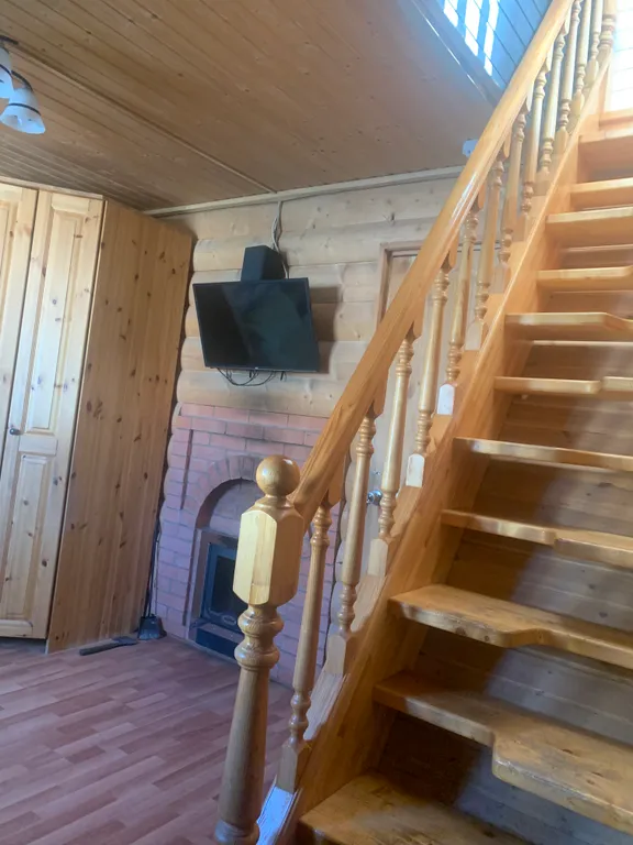 Дом на берегу озера с собственной конюшней