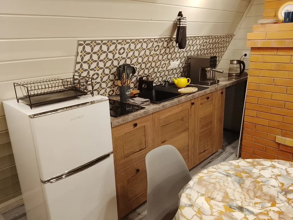 Большой дом А-Фрейм среди молодого елового леса