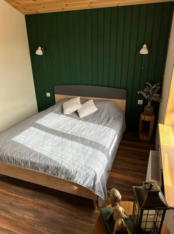 Дом-баня в красивом саду рядом с водоемом