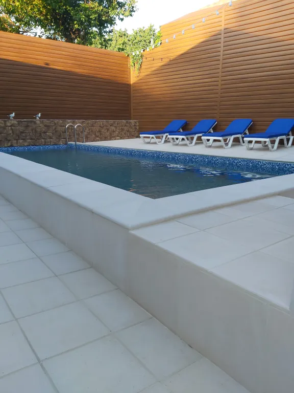 Дом со своим тёплым бассейном