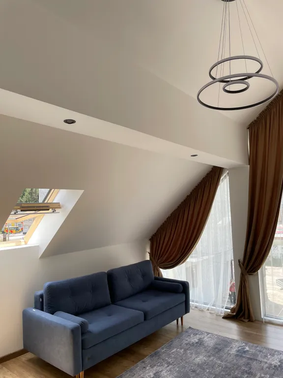 Новый коттедж с витражными окнами в центре