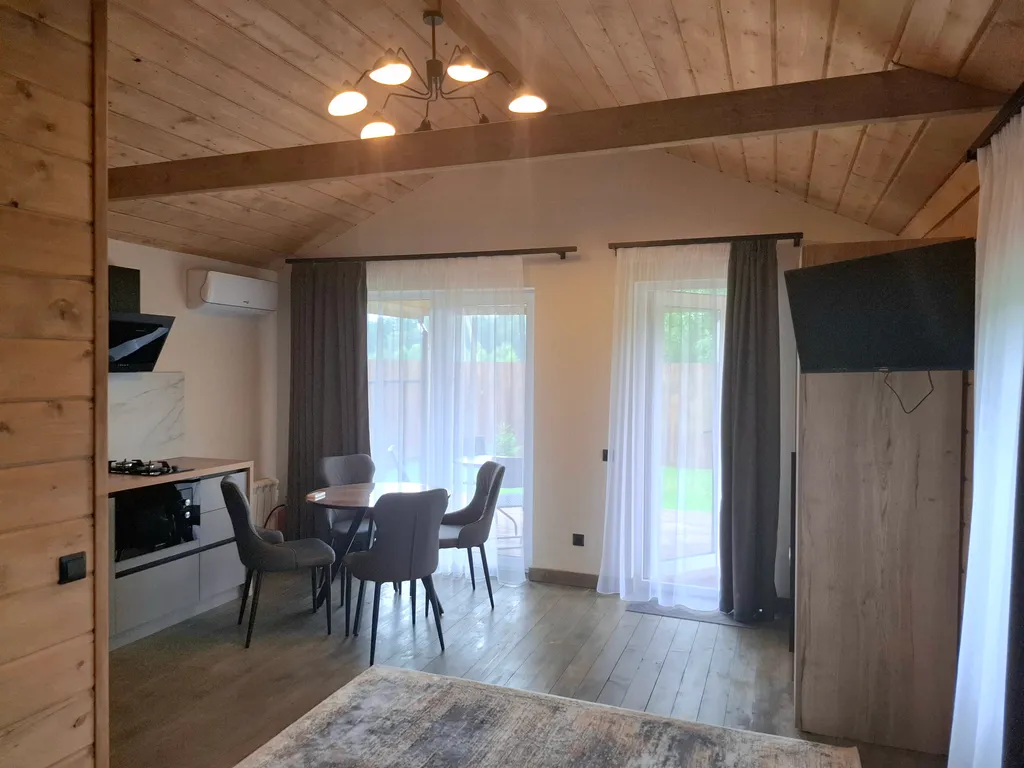 Коттедж для двоих в лесу у пруда