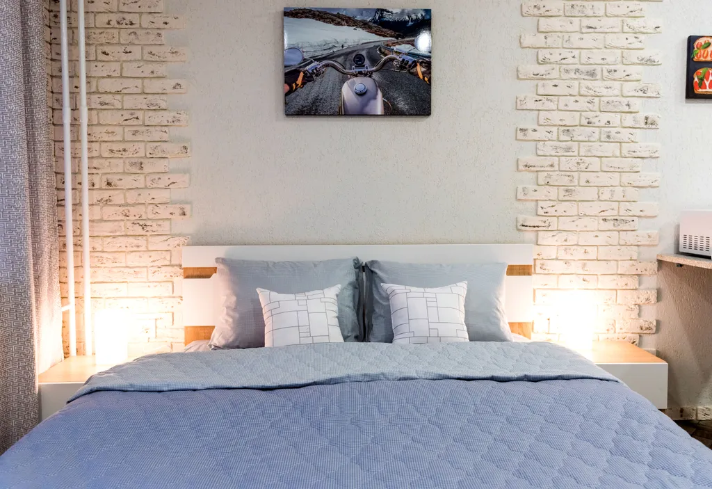 Уютная студия в центре города в стиле лофт с балконом