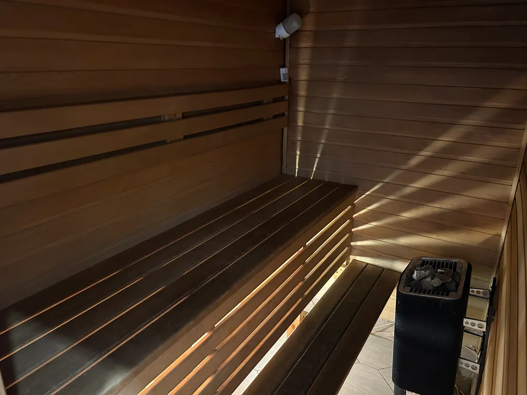 Гостевой дом среди леса с видом на озеро и город