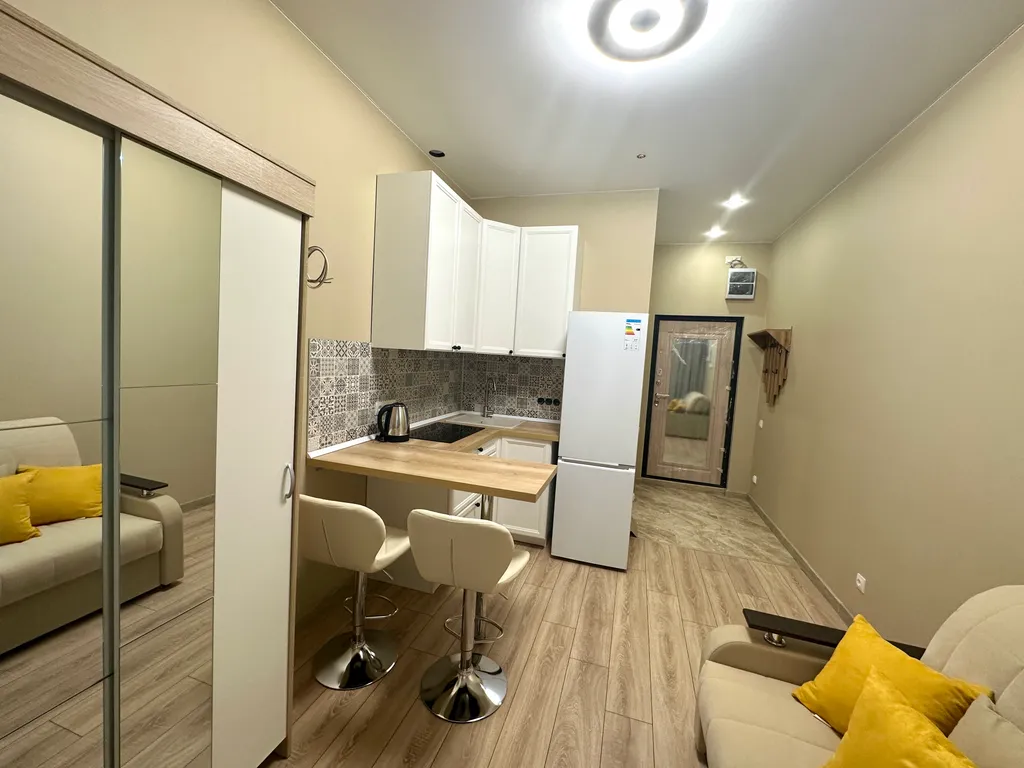 Студия после дизайнерского ремонта с видом на море