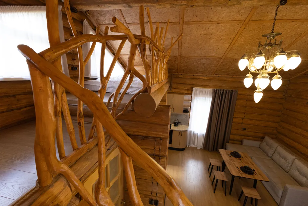 Бревенчатая изба с уникальной отделкой