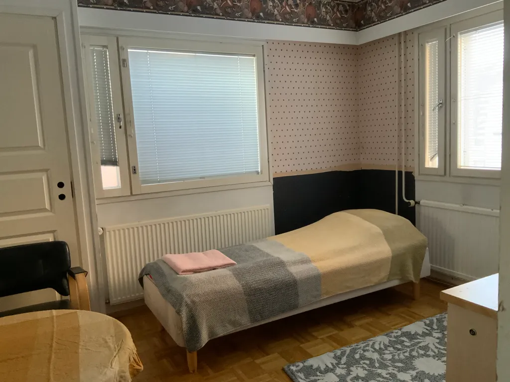 Уютный дом с камином рядом с центром