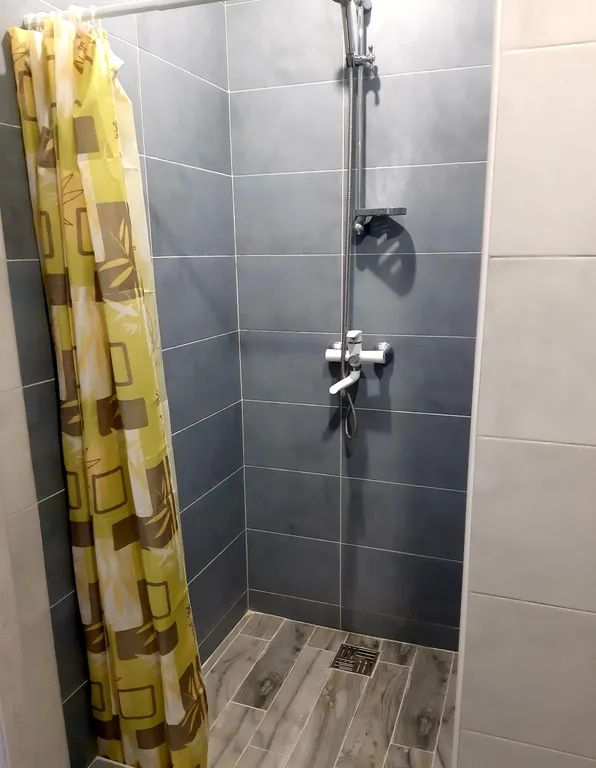 Уютная комната для отдыха с видом на горы