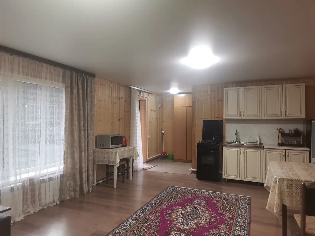 Уютный домик у подножия гор