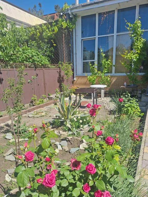 Коттедж Дом в центре города с парковкой и мангальной зоной — Геленджик