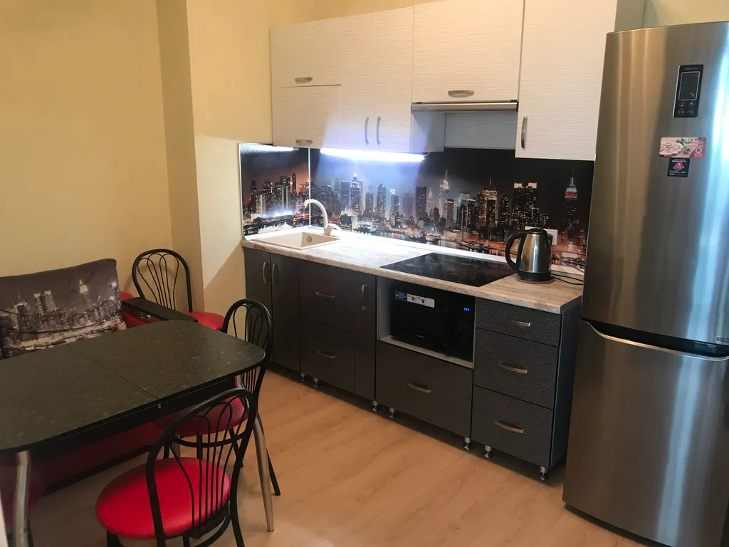 Апартаменты в ЖК Париж, центр. Парк Победы! Вода горячая есть.