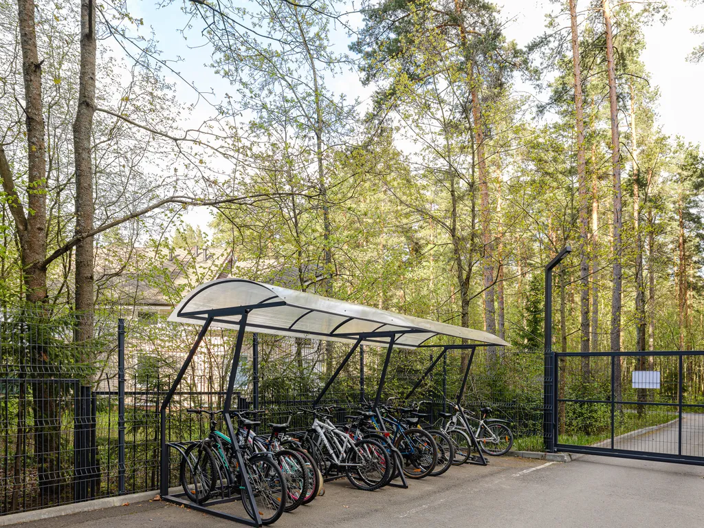 Дизайнерская квартира Облако с качелью на балконе и с видом на сосны