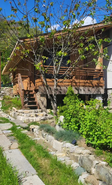 Домик в эко стиле с видом на горы