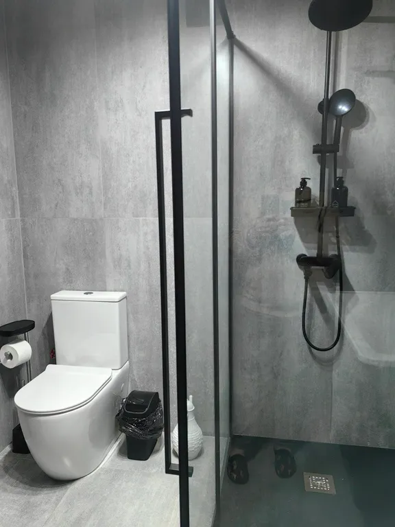 Двухуровневый дом с огромным витражным окном и видом на горы