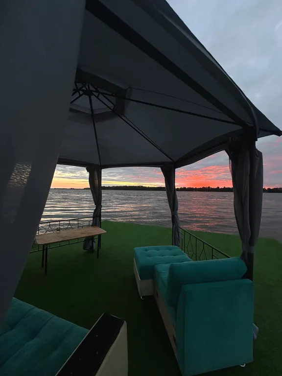 Двухэтажный дом на берегу реки Волга