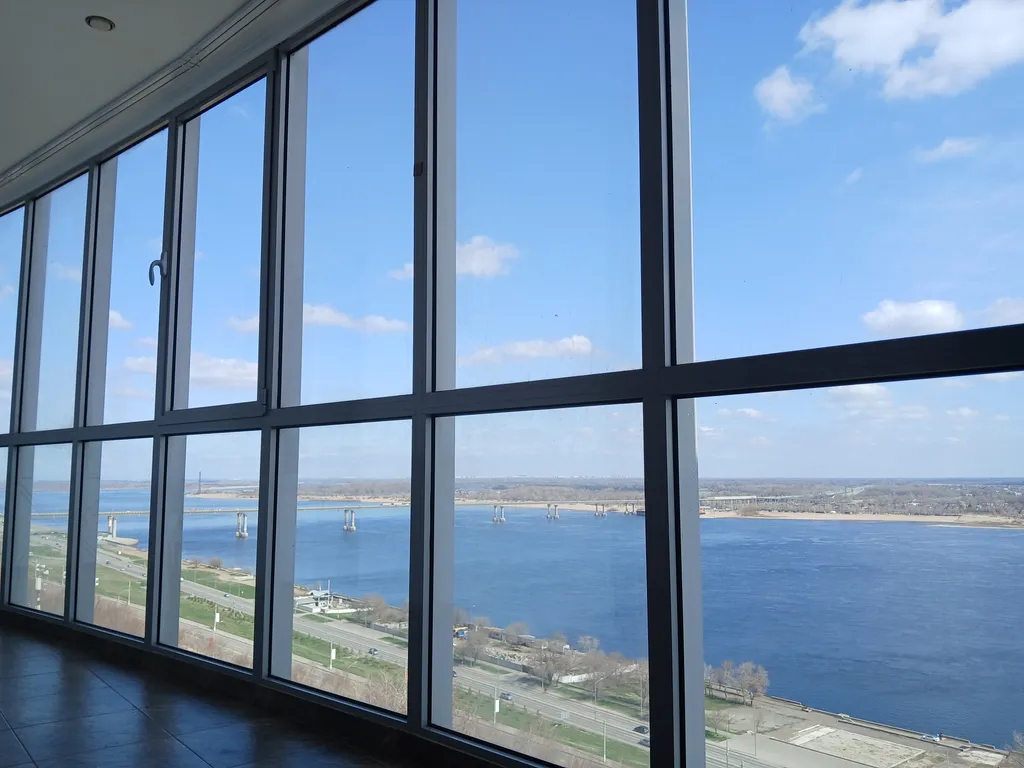 Жизнь с видом реку: огромная лоджия с панорамным остеклением в пол!