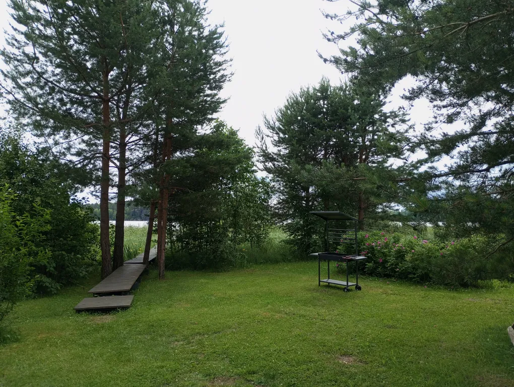 Домик у озера