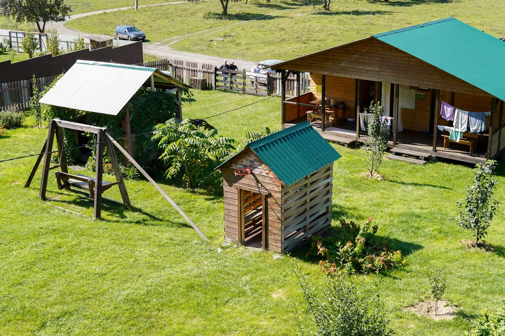 Половина домика с видом на горы