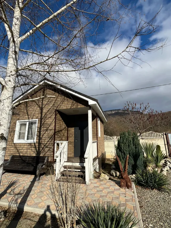 Домик у реки Дах с видом на горы