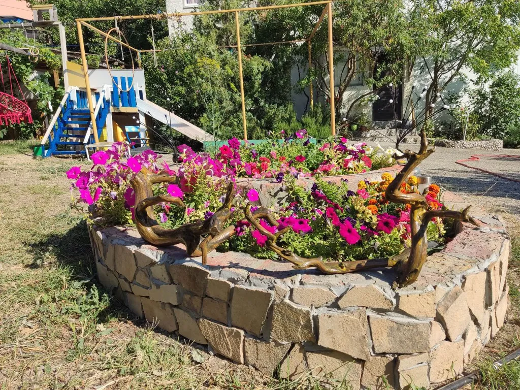 Дача  Джессика, просторный зеленый двор, площадка для детей, парковка.