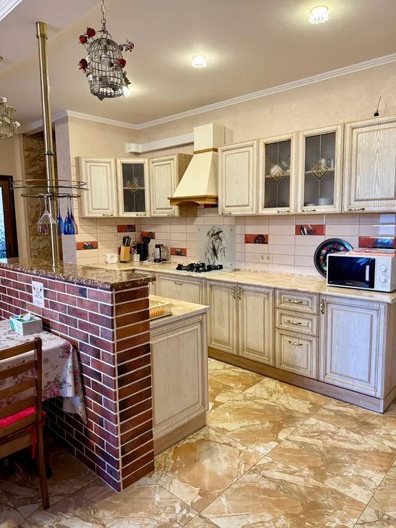 Изумрудный дизайнерский коттедж с бассейном