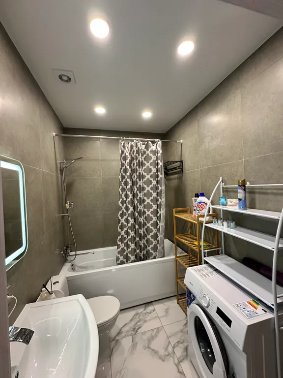 Уютный новый дом в центре города с бассейном