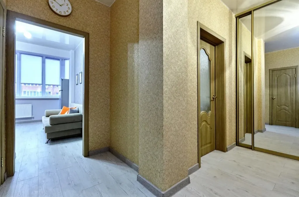 Апартаменты Оранж с диваном в кухне-гостиной