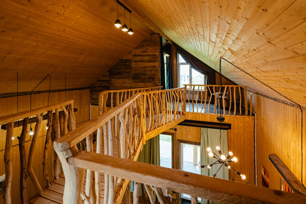 Дом с деревом