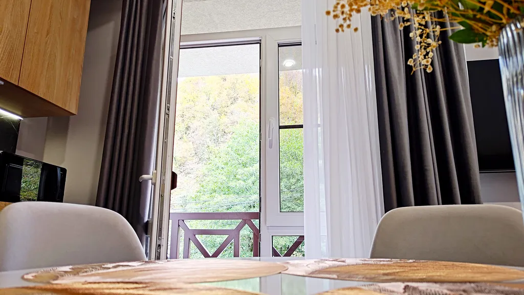 Вид на горы с балкона - апартамент со спальней в центре курорта