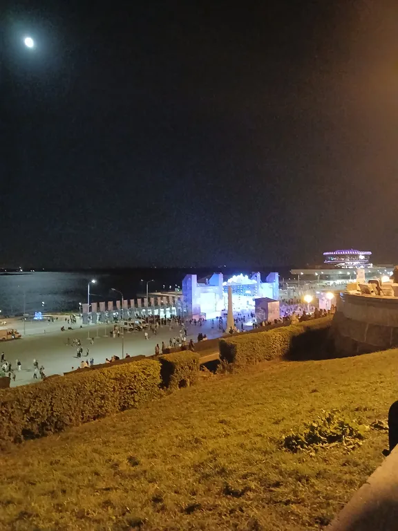 Жизнь с видом реку: огромная лоджия с панорамным остеклением в пол!