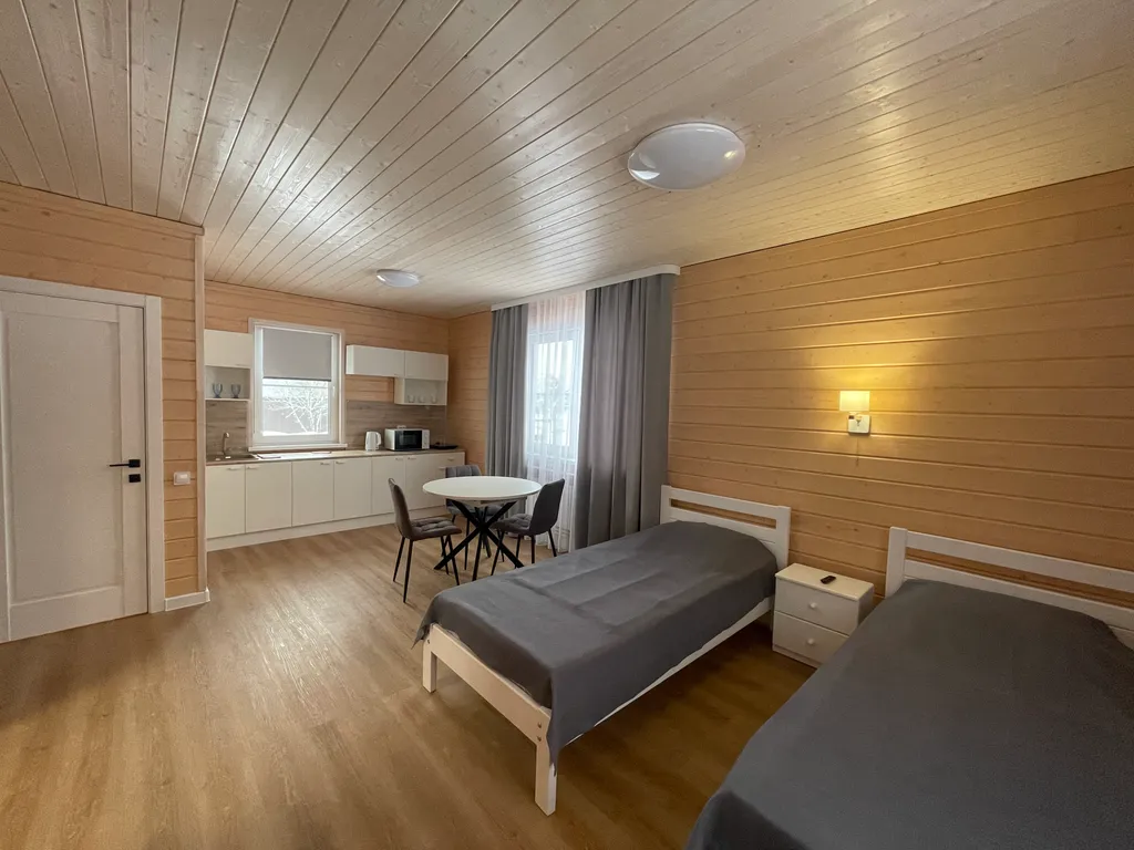 Студия на берегу озера рядом с сосновым бором