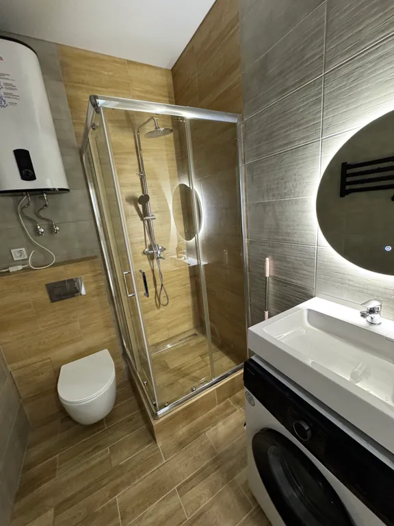 Уютная новая квартира с дизайнерским ремонтом с изолированной спальней