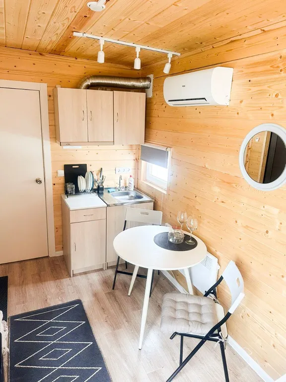 Домик на двоих с панорамным окном и видом на Белое море