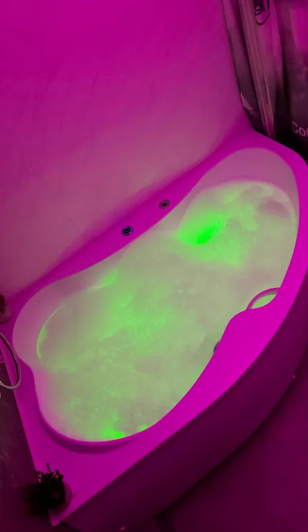 Уютная квартира с панорамными окнами и джакузи