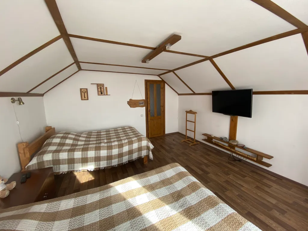 Дом и баня на берегу реки