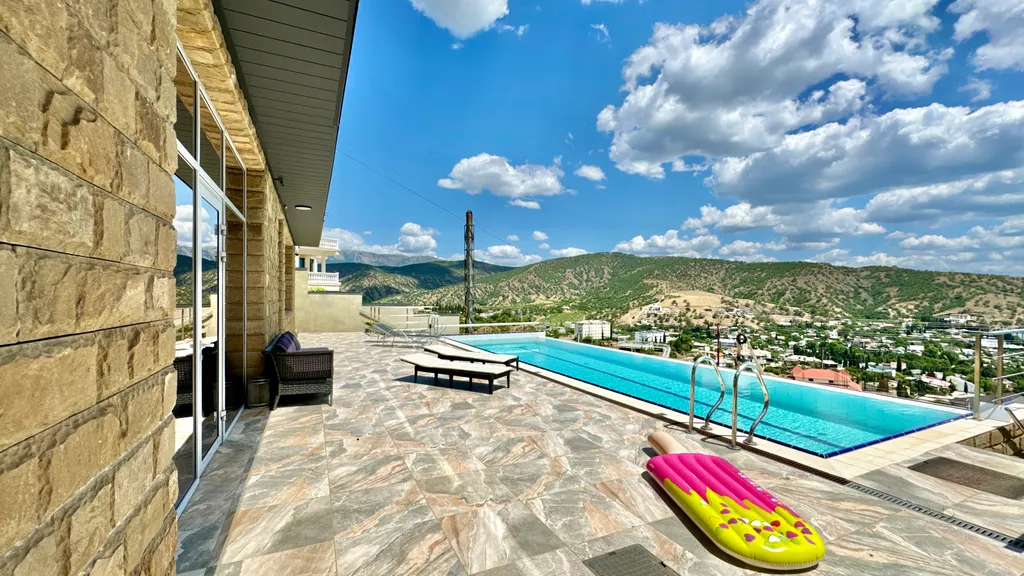 Дом с видом на горы и море