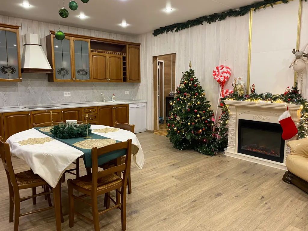 Дом для отдыха с камином, баней, оформлением к празднику