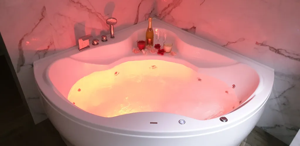 Люкс студия с огромной джакузи