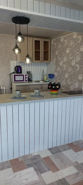 Деревенский дом в окружении леса на берегу озера