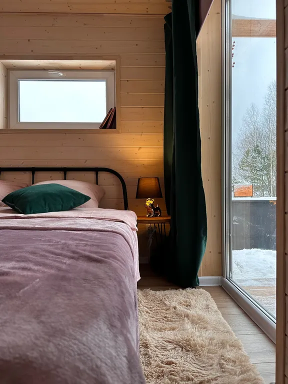 Стильный Красный дом у реки