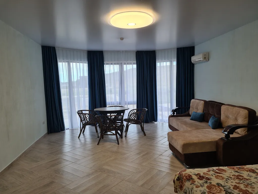 Квартира Просторный номер в эллинге на берегу моря — аренда посуточно в Орджоникидзе