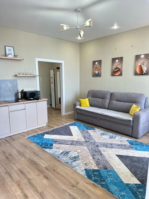 Романтичная светлая квартира с витражными окнами