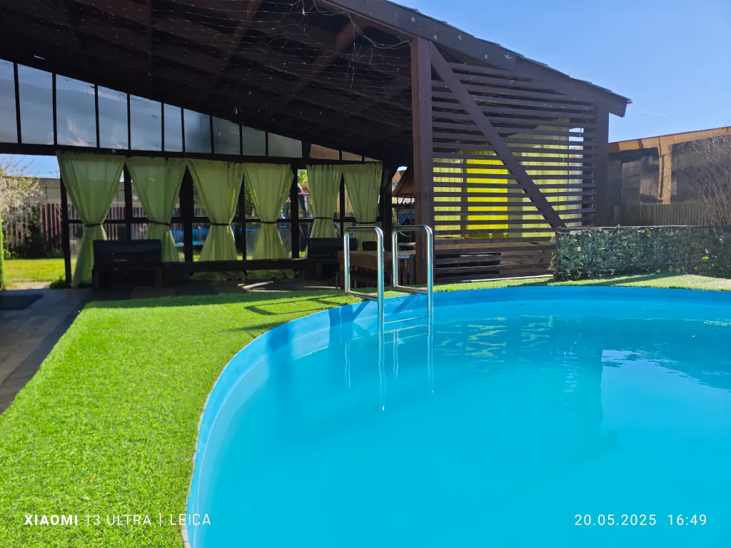 Коттедж с теплым бассейном