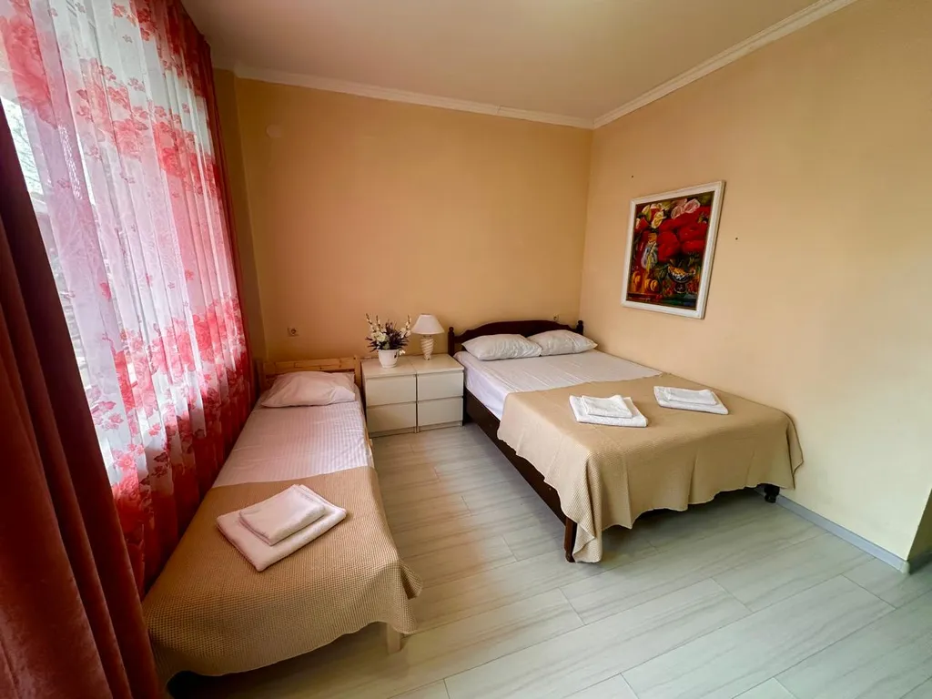 Квартира Улучшенный стандарт с балконом и красивым видом — Гагра