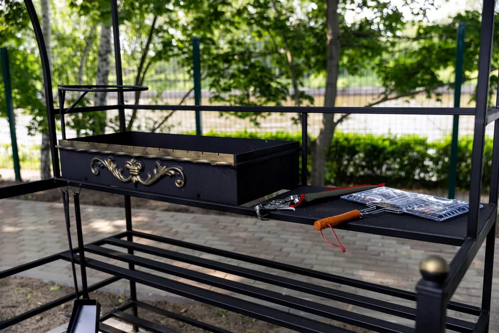 Дом с террасой у реки